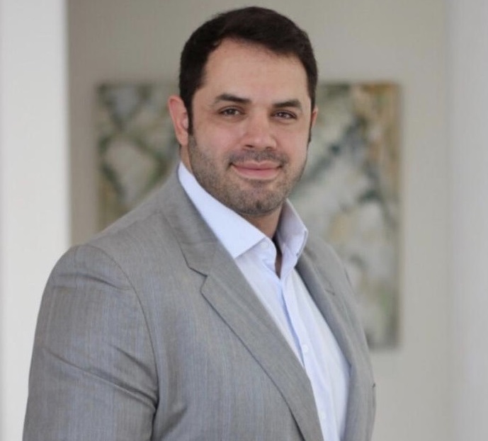 Dr Derek Camargo se torna referência em tratamento de reposição