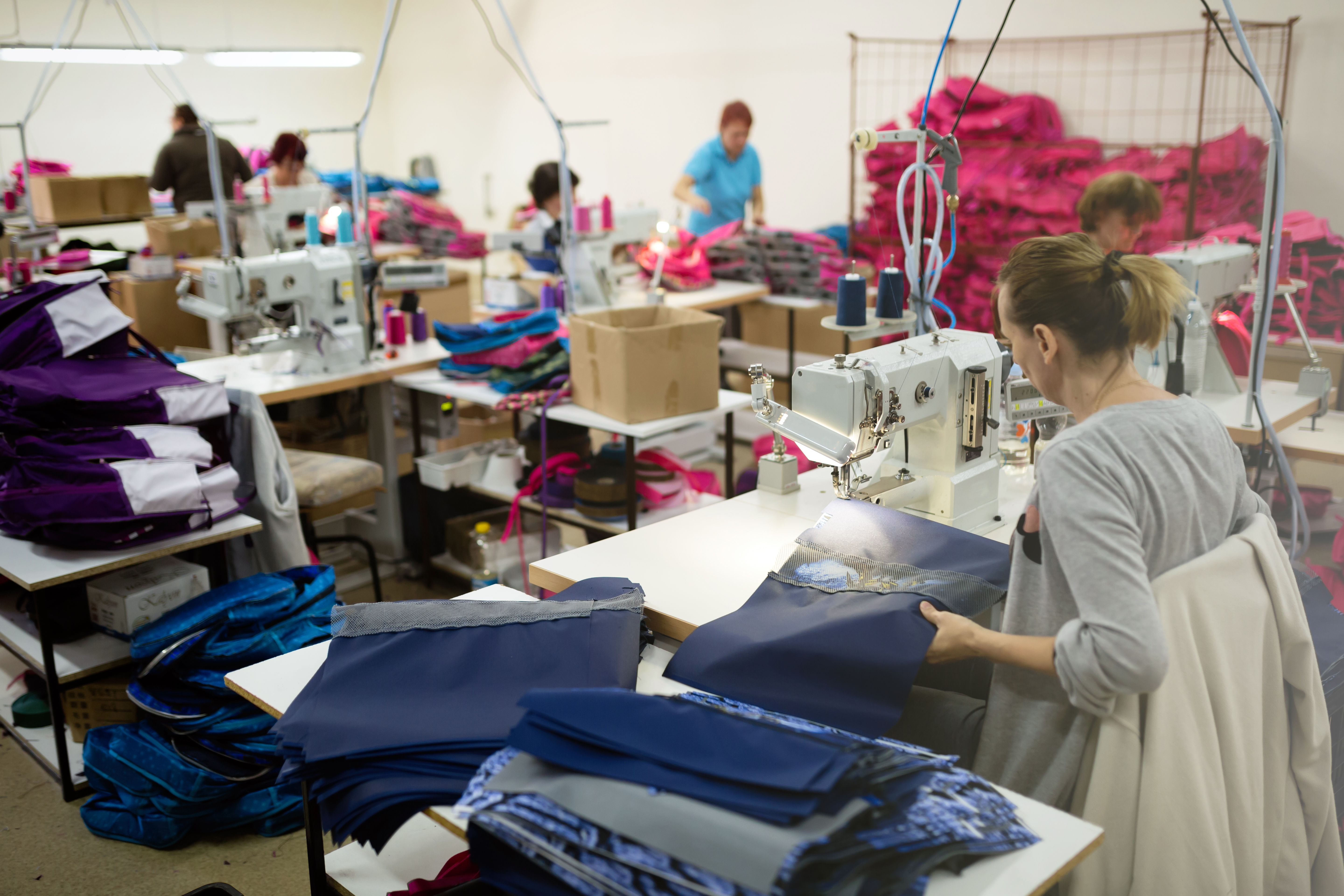 Фабрики пошива женской одежды. Текстильная промышленность. Швейная легкая промышленность. Текстильная отрасль. Текстильная фабрика одежда.
